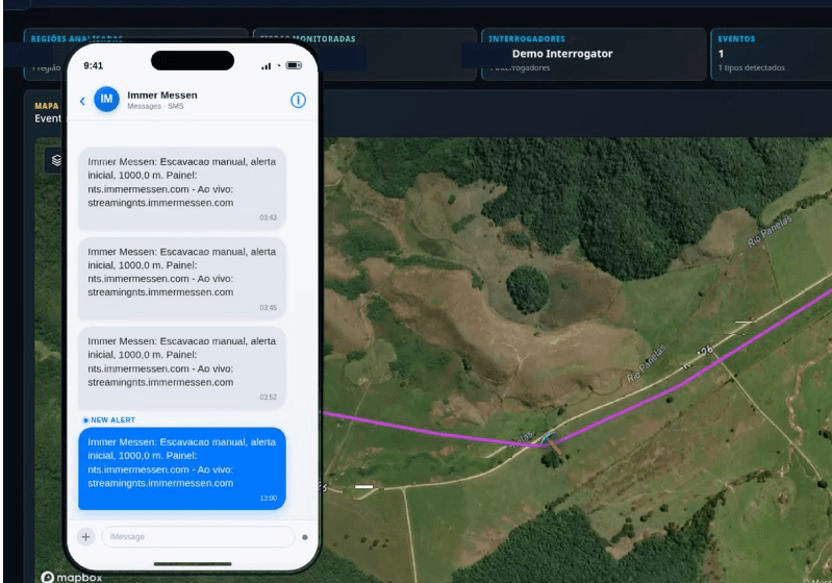 Painel de eventos do sistema sobre imagem de satélite do trecho monitorado, com o traçado do duto destacado, e um celular em primeiro plano exibindo a sequência de alertas de escavação recebidos por SMS.